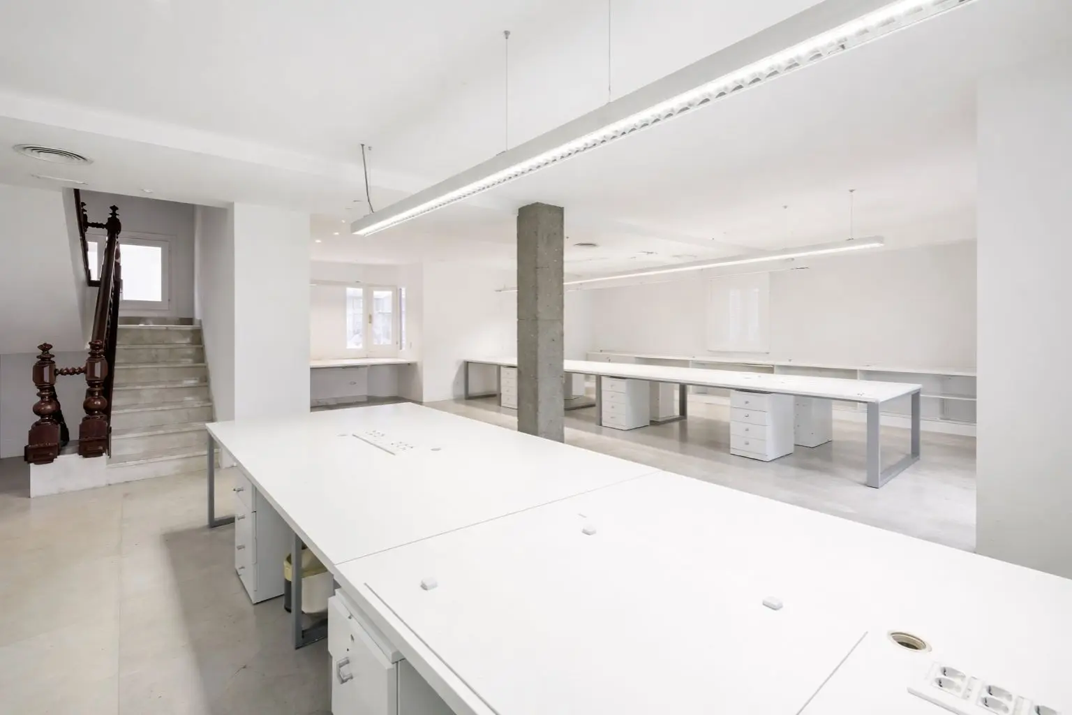 Reforma de piscina y zona exterior en vivienda de la Costa Brava con acabado renovado y entorno ajardinado