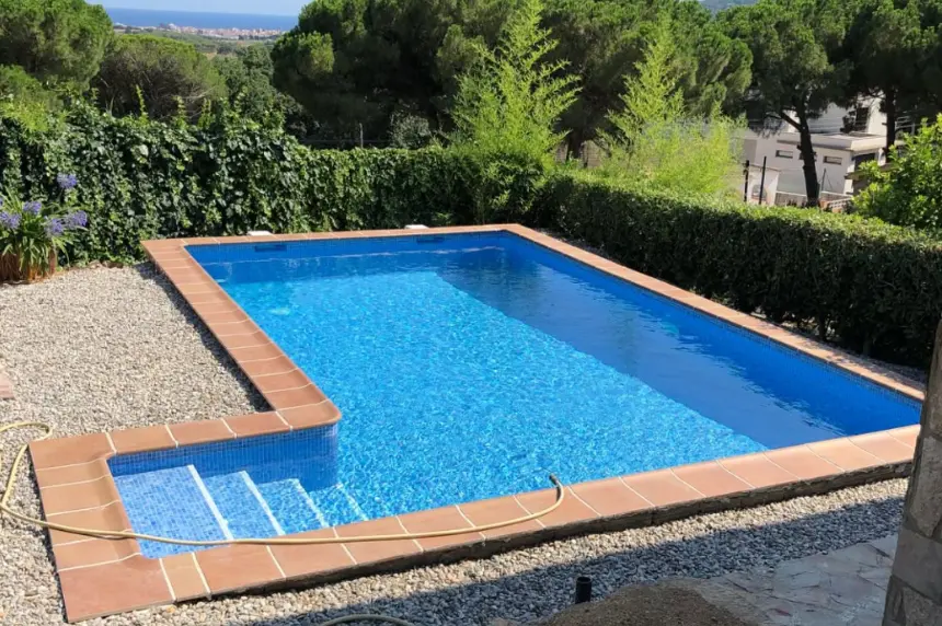 Reforma de local comercial y oficina con espacio interior renovado, distribución abierta y acabados modernos