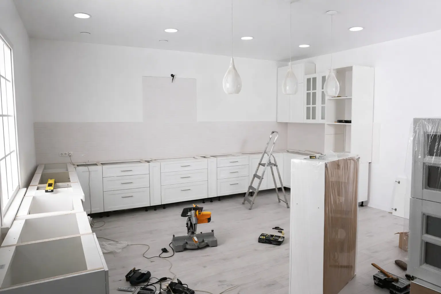 reforma de cocina en fase avanzada con instalación de muebles y estructura