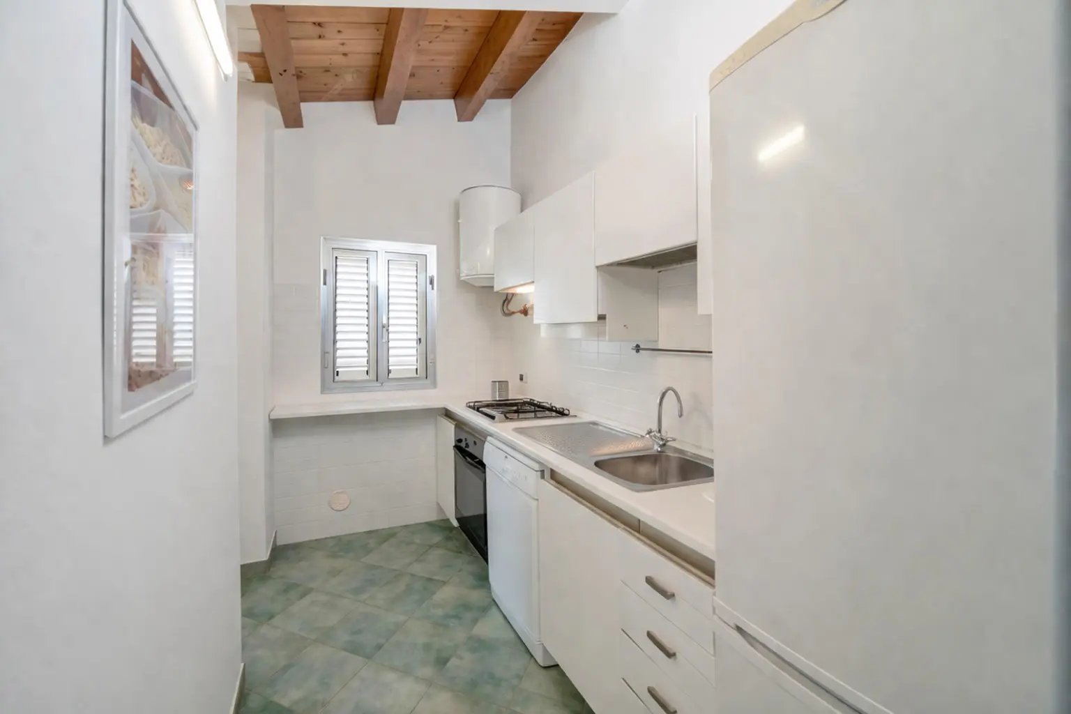 reforma de cocina pequeña con distribución optimizada y mobiliario funcional