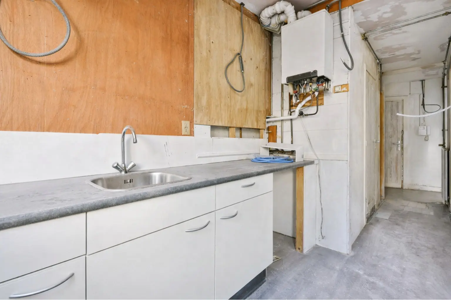 cocina en proceso de demolición antes de reforma integral