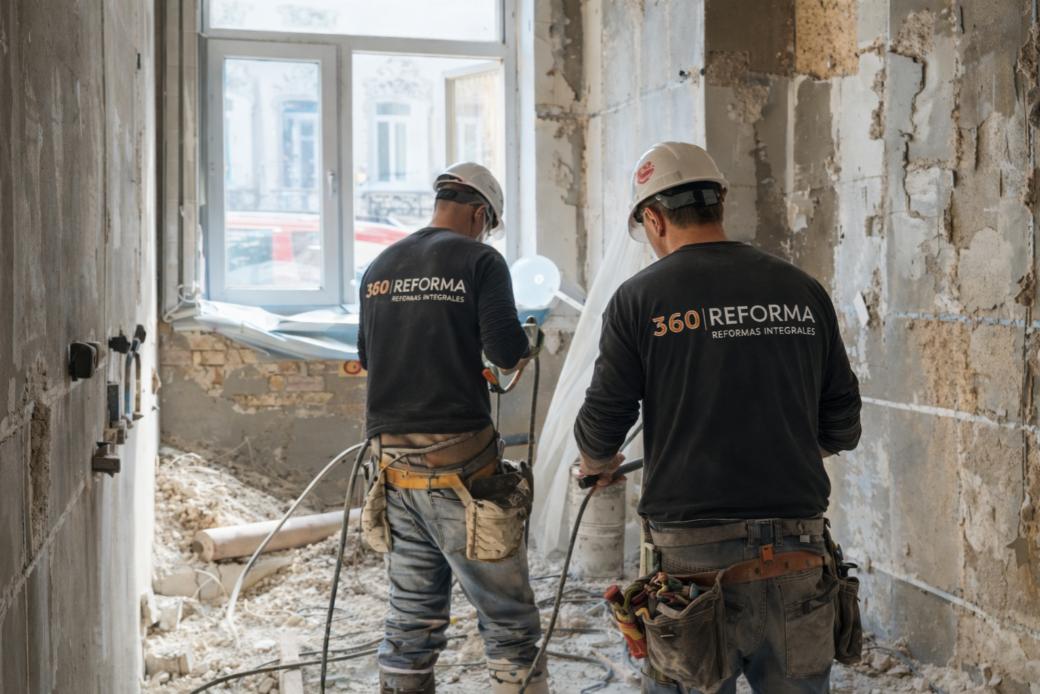 Equipo de 360 Reforma trabajando en una reforma integral de vivienda