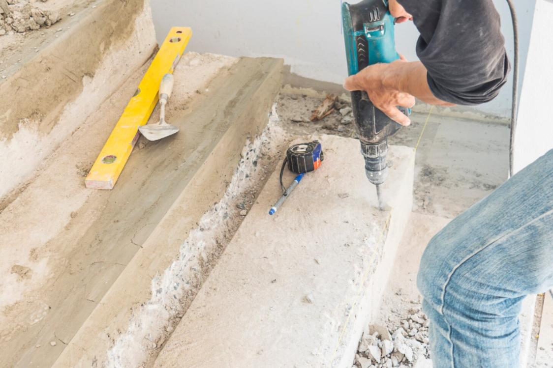 Trabajos de obra en estructura de escalera durante una reforma de vivienda
