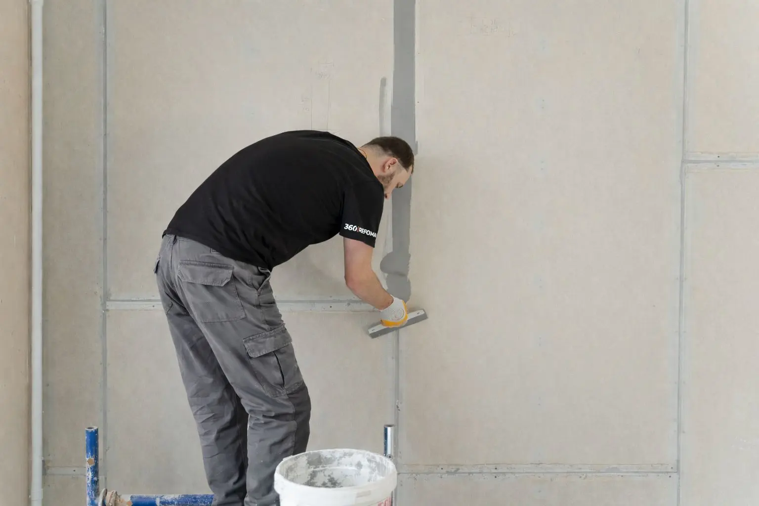 Tratamiento de juntas en pared de pladur durante instalación