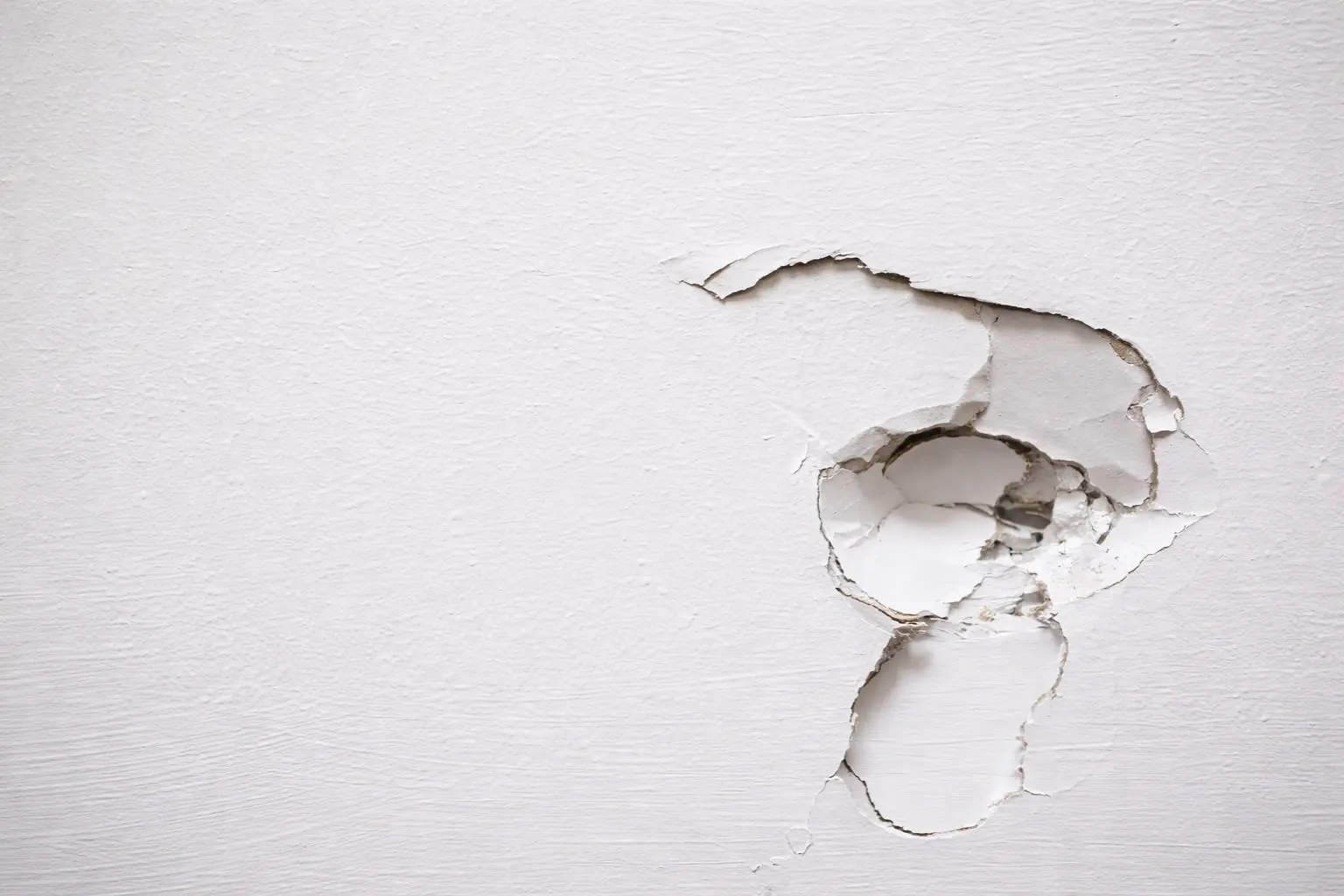 Agujero en pared de pladur con desperfecto visible