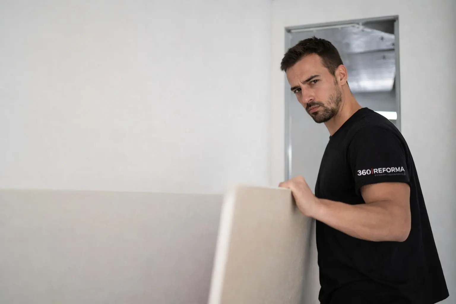 Profesional colocando placa de pladur en reforma interior