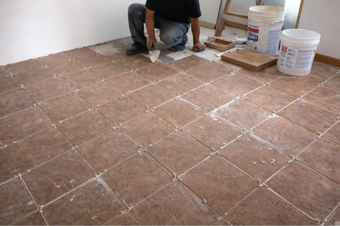 Instalación de suelo cerámico durante reforma de vivienda