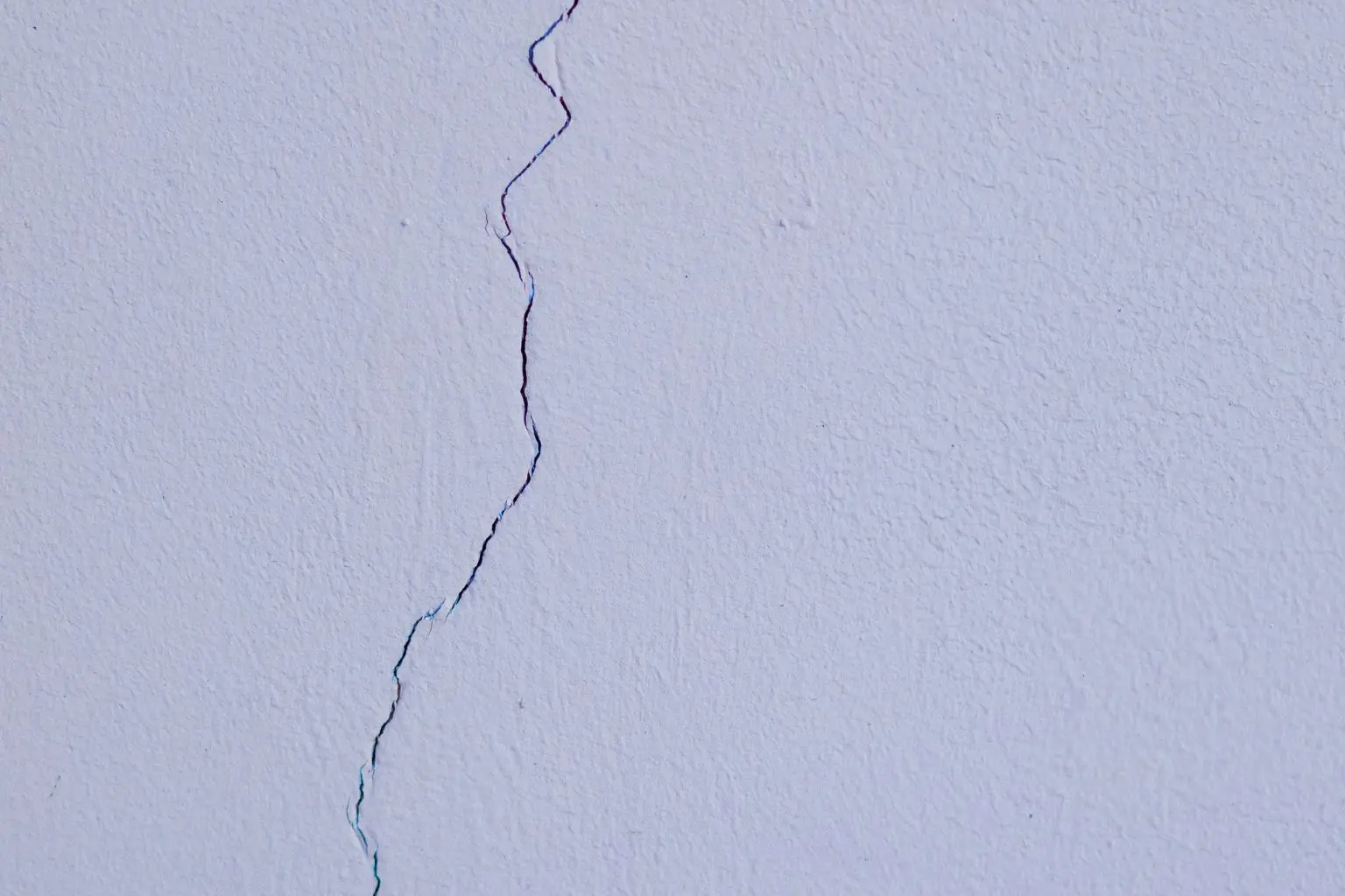 Grieta en pared de pladur que necesita reparación