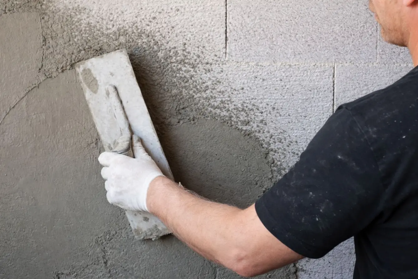 Aplicación de impermeabilización cementosa sobre pared