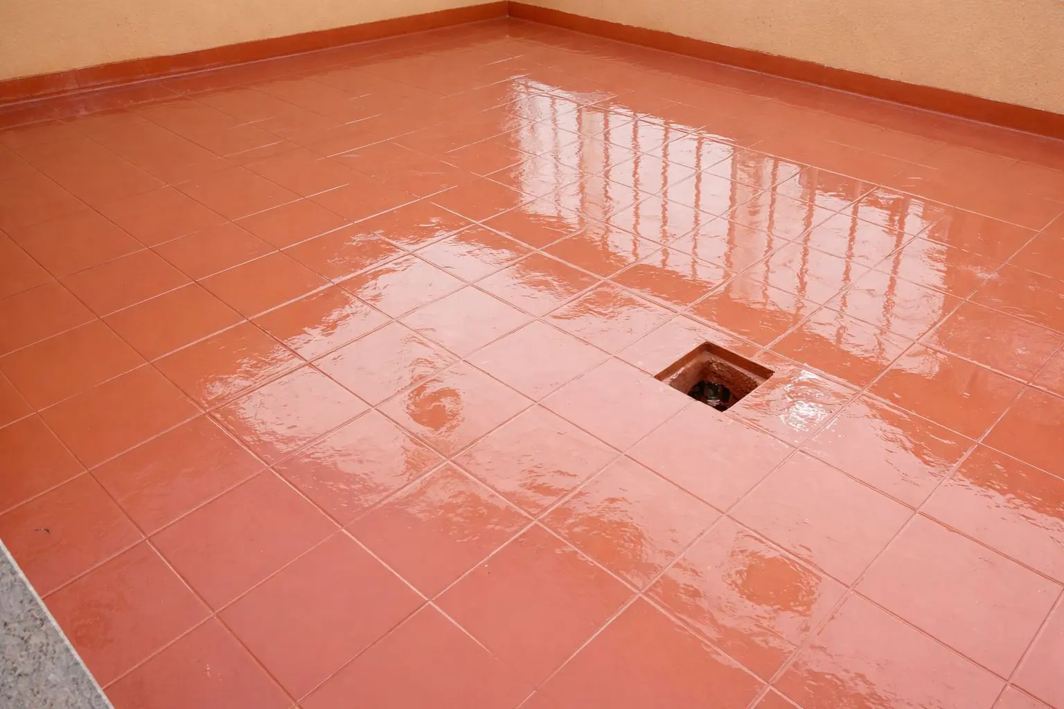 Terraza impermeabilizada con poliuretano y acabado continuo