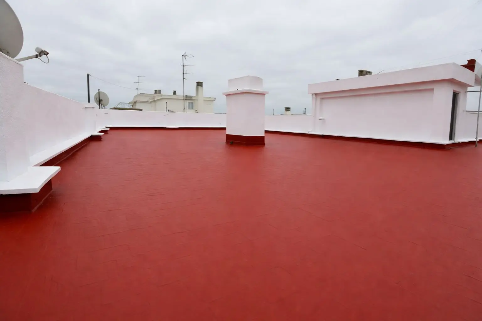 Terraza impermeabilizada con fibra de vidrio y acabado final rojo