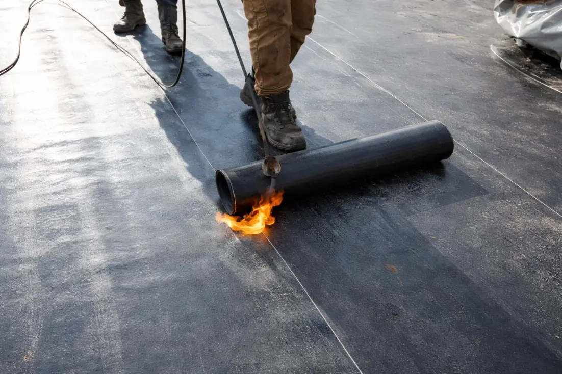 Aplicación de tela asfáltica con calor en cubierta