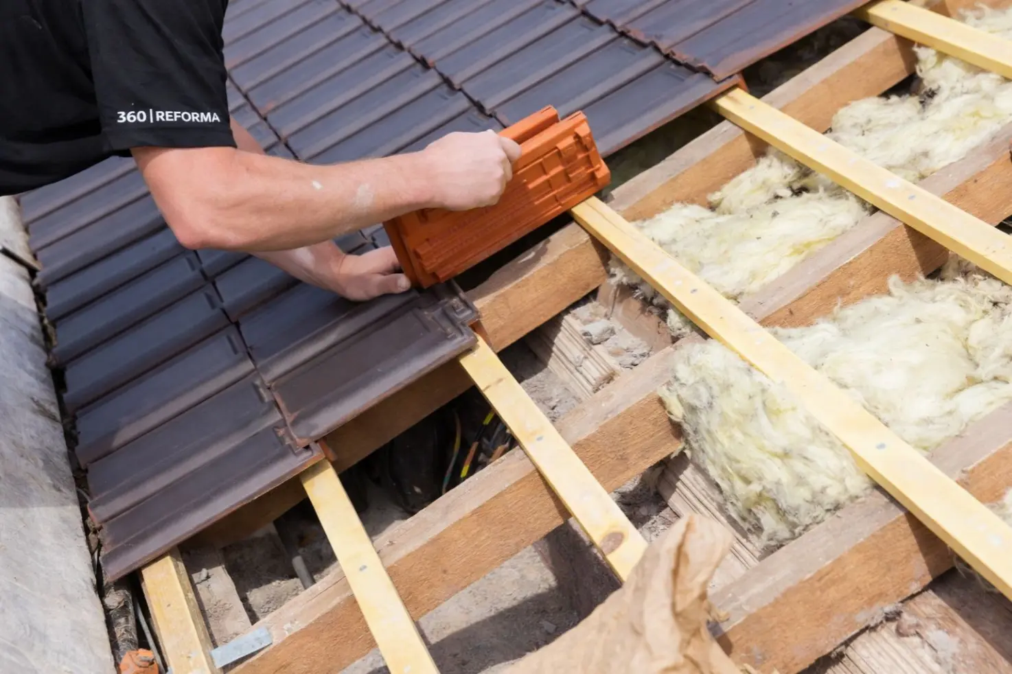 Colocación de tejas durante reforma de tejado