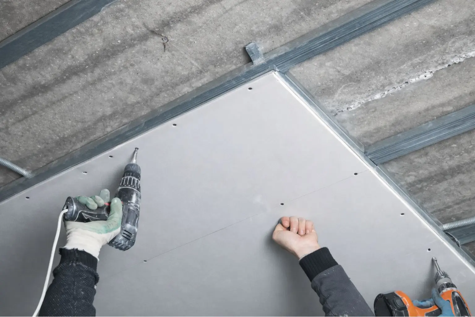 Instalación de techo de pladur con estructura metálica