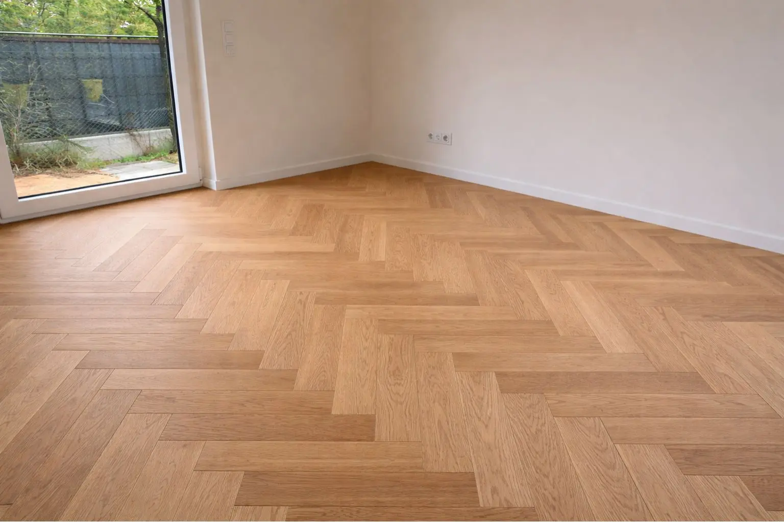 Suelo de parquet en espiga instalado en vivienda reformada
