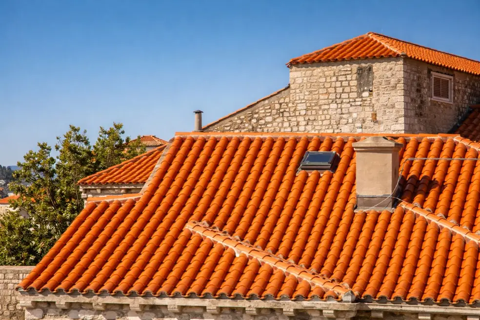 Tejado reformado con teja cerámica en vivienda