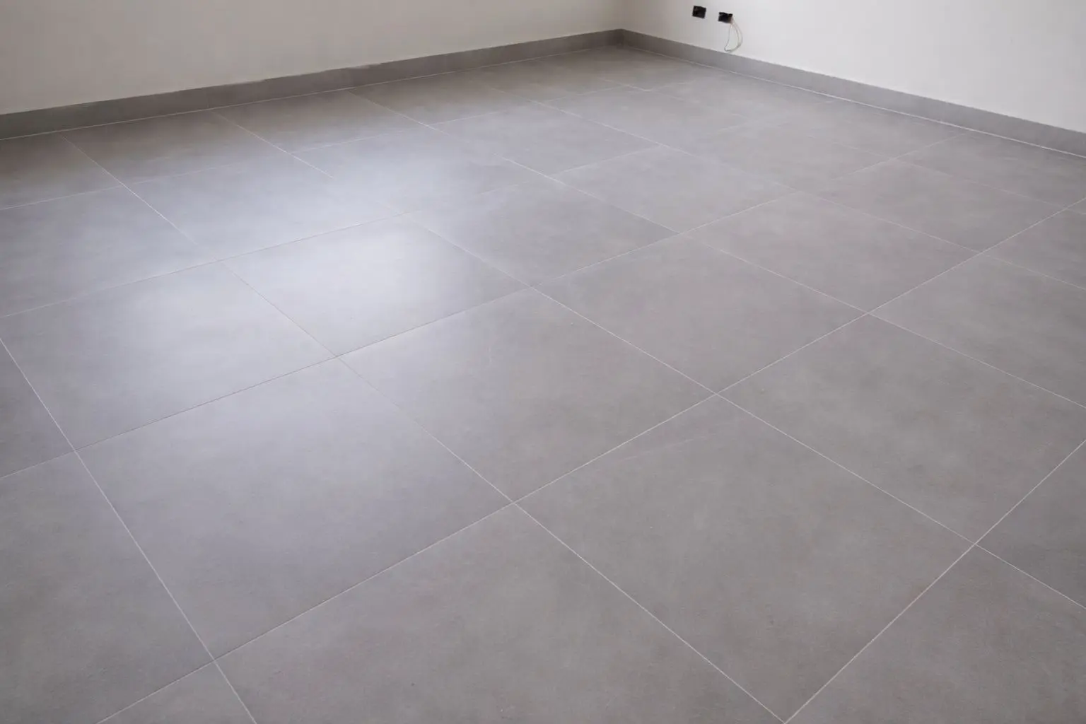 Suelo porcelánico gris instalado en reforma de vivienda en Lloret de Mar