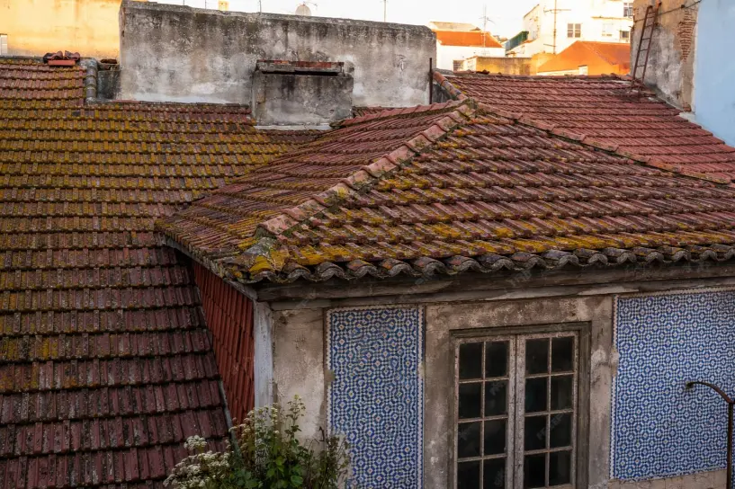 Tejado antiguo deteriorado en vivienda antes de la reforma